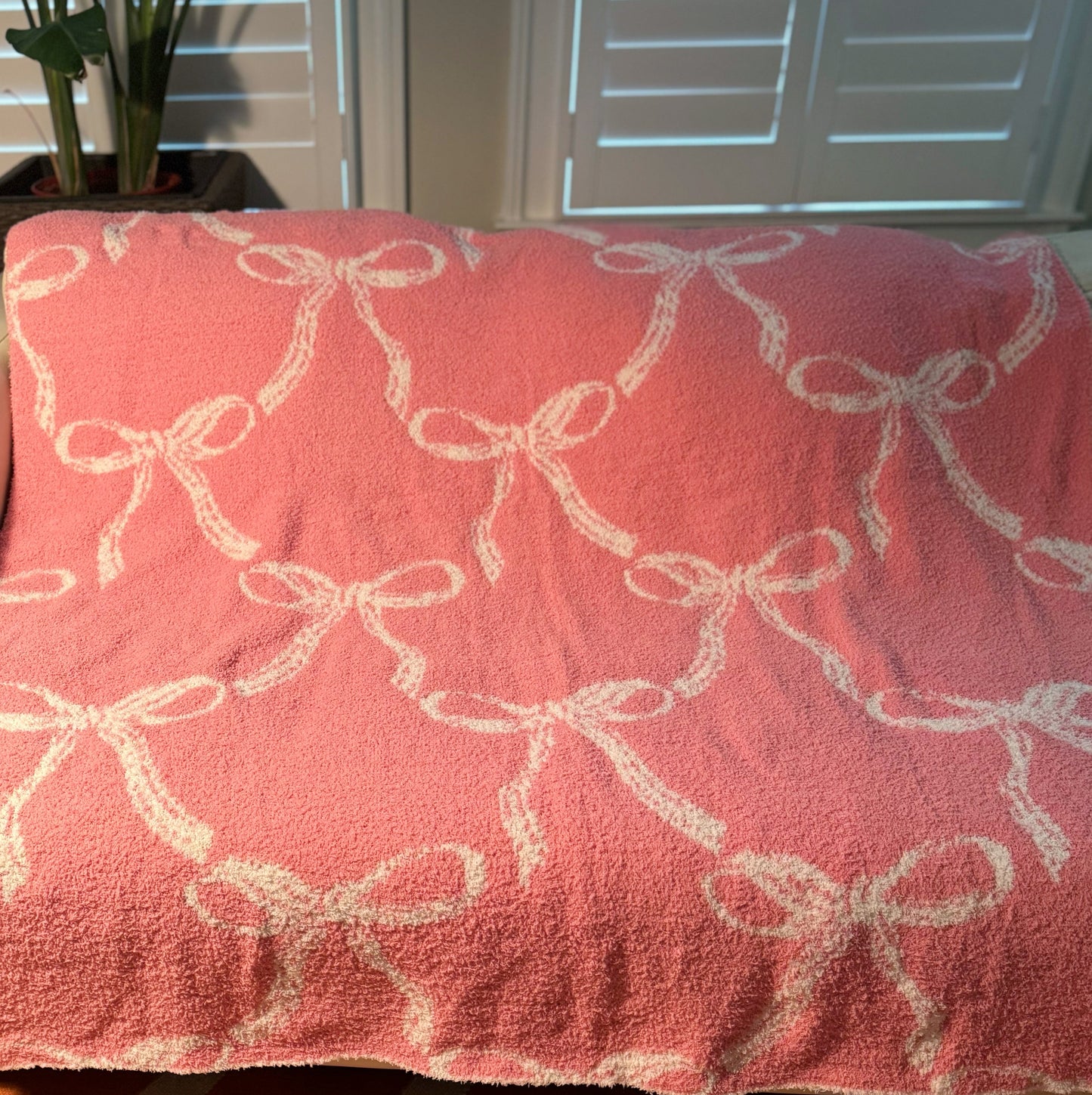 Bow Scalloped Coziest Blanket – Comfort Meets Elegance